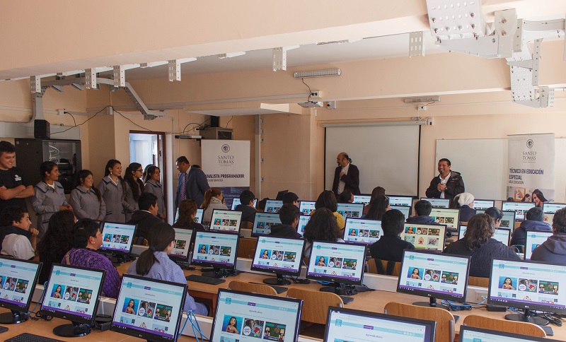 Alumnos del colegio San Juan Bautista aprendieron programación de la mano de tomasinos de Ovalle
