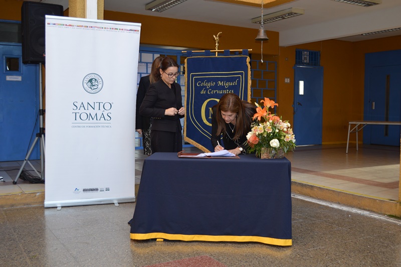 Santo Tomás Puente Alto y Colegio Miguel de Cervantes firmaron convenio de articulación