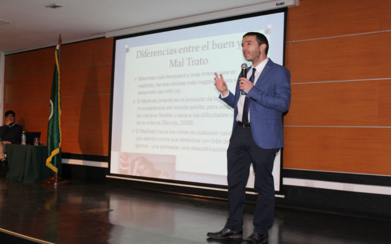 Santo Tomás encabezó seminario de Apego en Aula y abordó la importancia del buen trato a menores