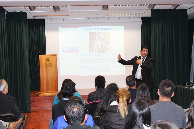Director regional del sernac dicta charla magistral en santo tomás iquique