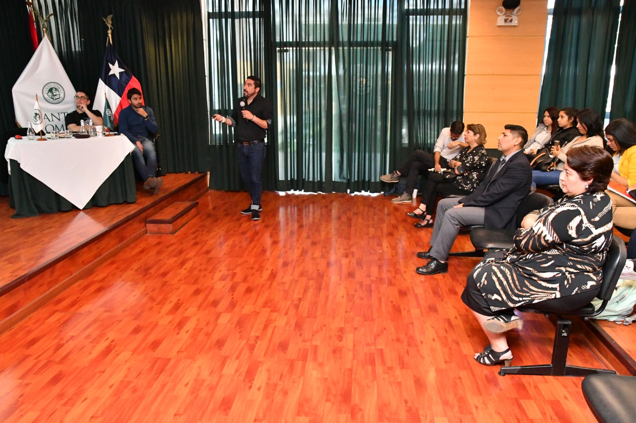 Profesionales del área social de la región se capacitan en iquique
