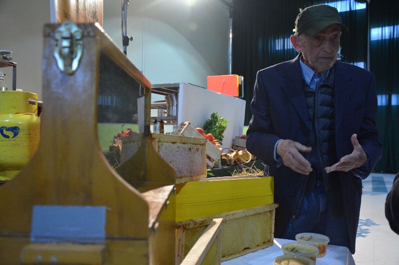Encuentro gastronómico reúne a apicultores del sur de Chile