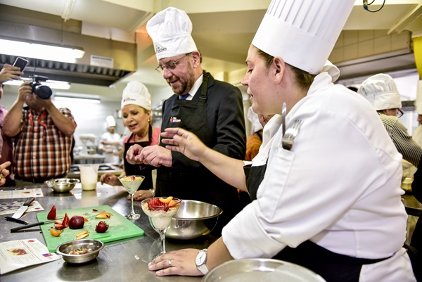 Ministro Moreno junto a 25 adultos mayores participan en taller de cocina saludable en Santo Tomás