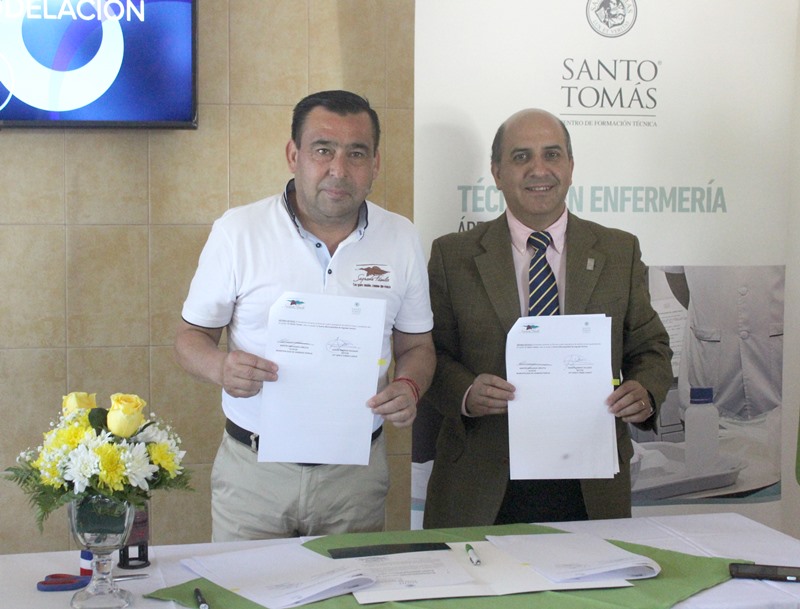Renovación de convenio entre Municipalidad de Sagrada Familia y Santo Tomás Curicó