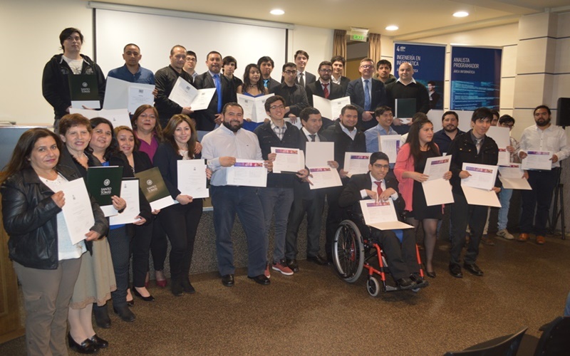 Área Informática entrega certificaciones de avance curricular a estudiantes y a vecinas que participaron en cursos de alfabetización digital