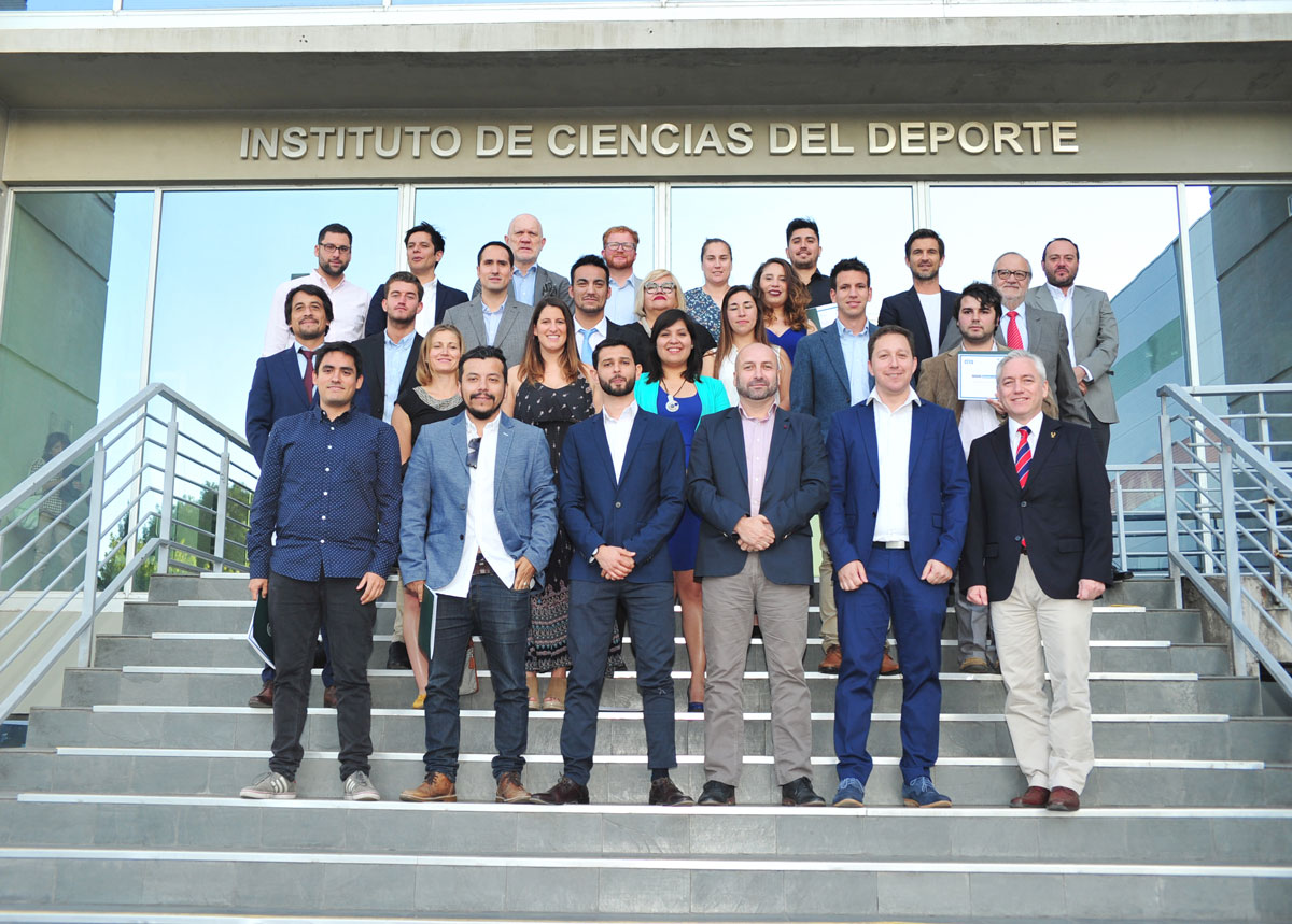 Dirigentes de Primera División de fútbol, ex futbolistas y atletas se gradúan en Diplomado CIES-FIFA de la UST
