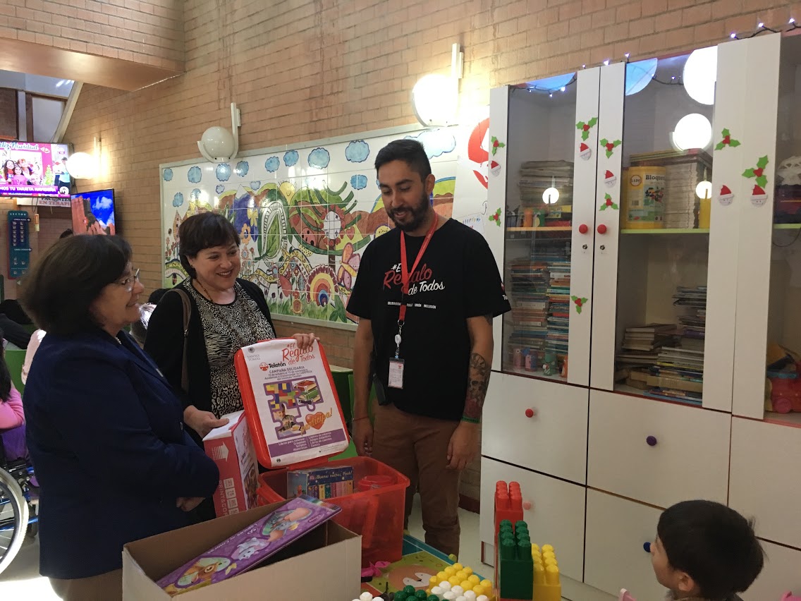 Santo Tomás Temuco entrega materiales recolectados para ludoteca de Teletón