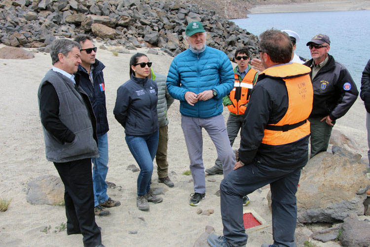 Ministro de Minería conoció en terreno trabajo de Santo Tomás en vigilancia de la Laguna del Maule