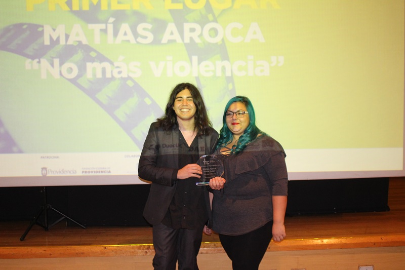 Matías Aroca recibe premio tras ganar concurso XX-S del Hogar de Cristo