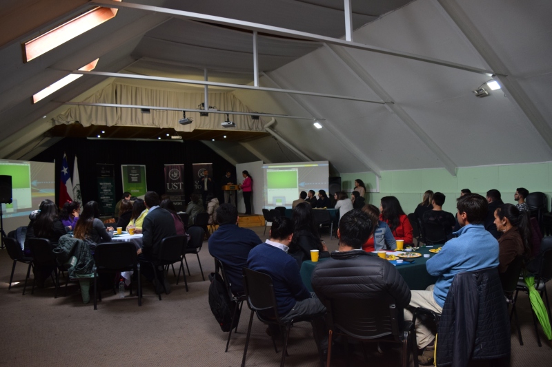 Estudiantes conocen historias de vida de profesionales líderes de la zona