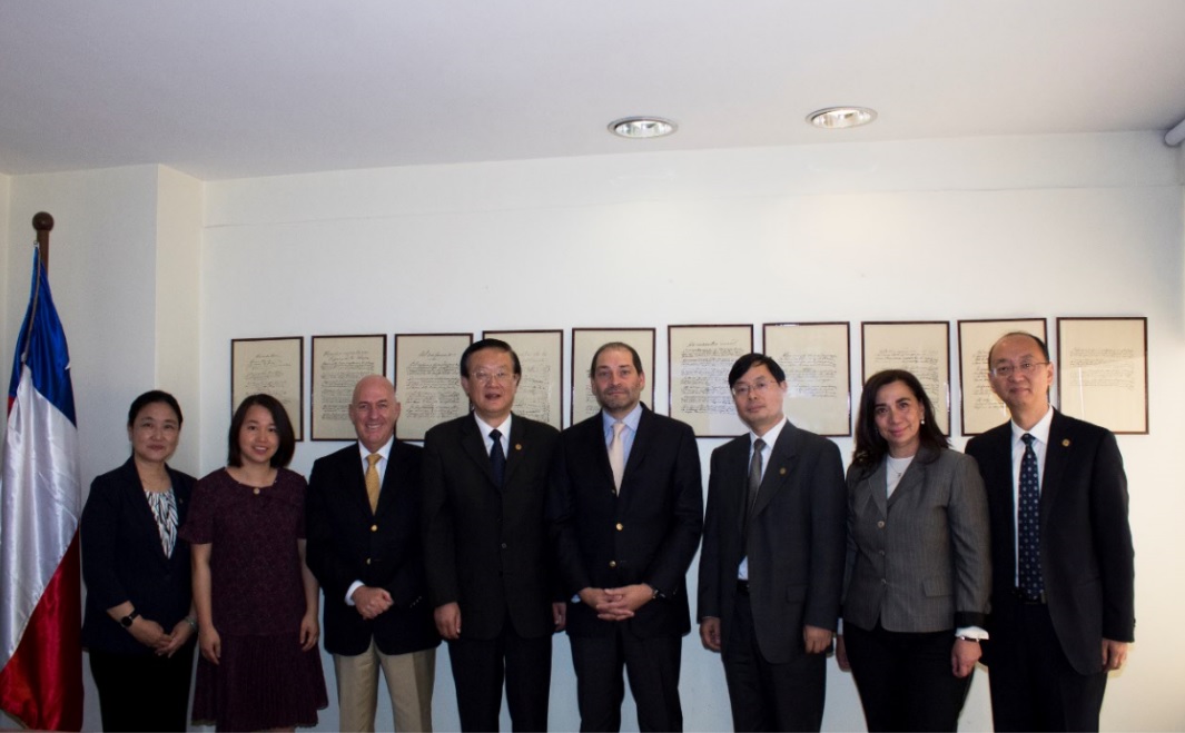 Delegación de East China Normal University se reúne con autoridades de Universidad Santo Tomás