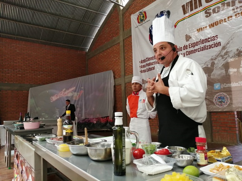 Chef docente de Santo Tomás Ovalle participó en Congreso Mundial sobre camélidos en Bolivia
