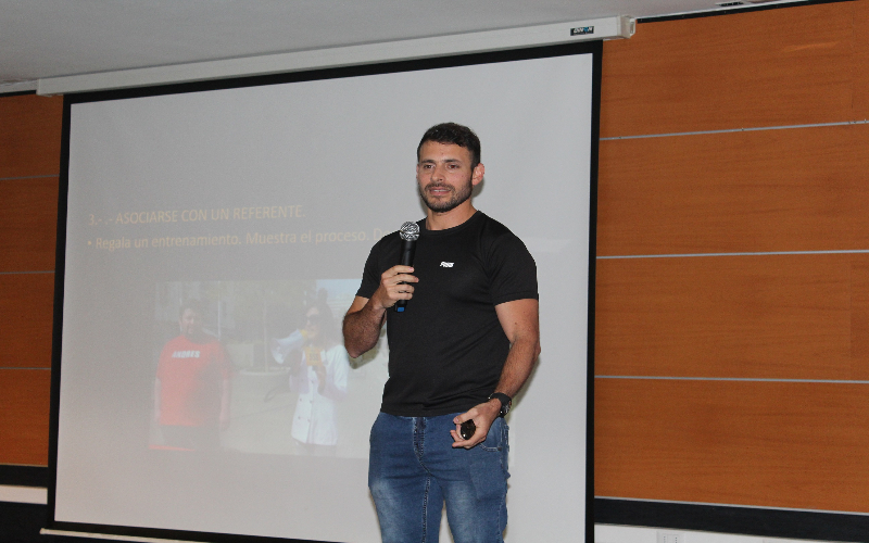 Reconocido personal trainer motivó a estudiantes de Santo Tomás Los Ángeles a trabajar por sus sueños
