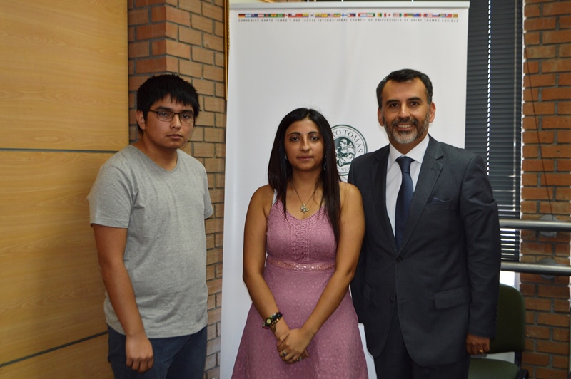Alumnos de Santiago Centro fueron destacados con premio sello Santo Tomás