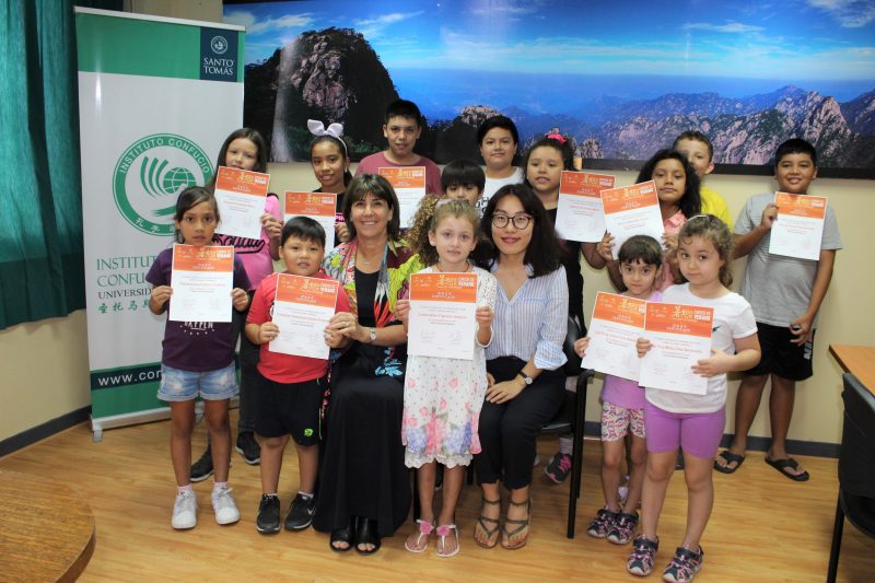 Rectora Nacional de la Universidad Santo Tomás certificó a niños y niñas que realizaron Taller de Cultura China Entretenida en Arica