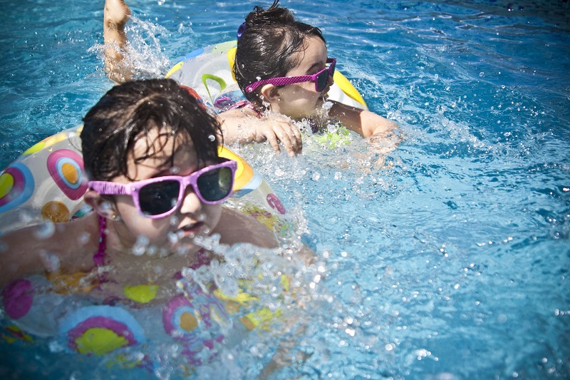 Sepa cómo mantenerse seguro al usar piscinas compartidas o públicas