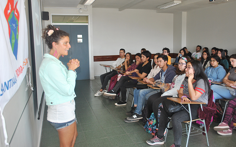 Viñamarina protagonista de la “Marcha por la paz” se reúne con estudiantes de Santo Tomás para compartir su historia