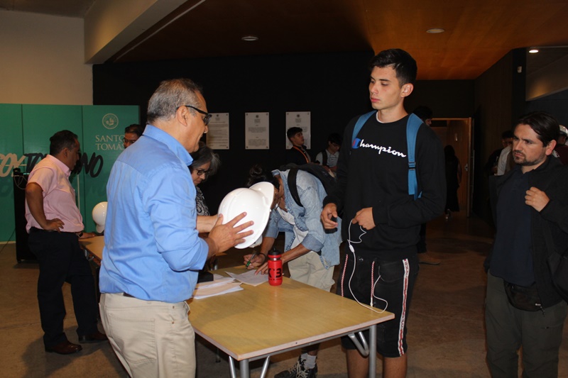 Área de Ingeniería realiza entrega de cascos para alumnos nuevos