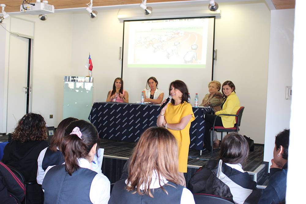 Rectora de Santo Tomás Valdivia participa de foro sobre la mujer