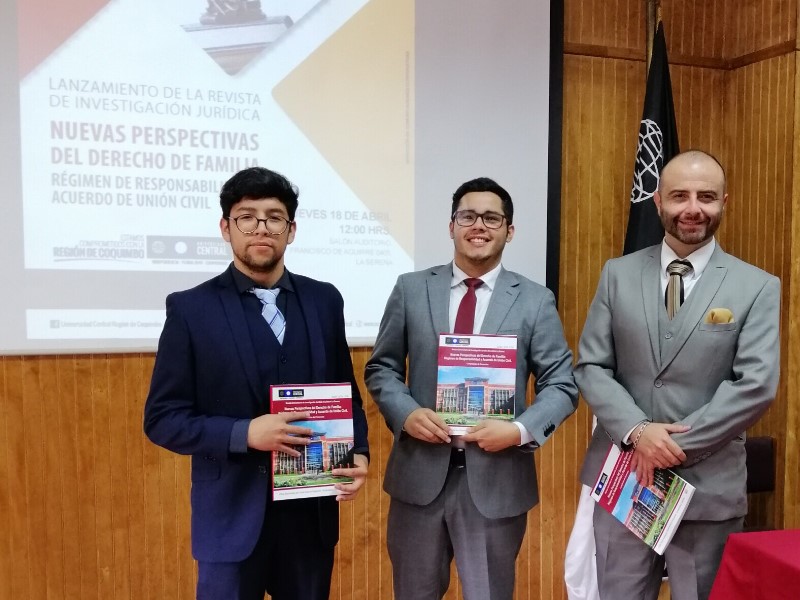 Alumnos del Grupo Vestigium, de la Escuela de Derecho, obtienen primera publicación.