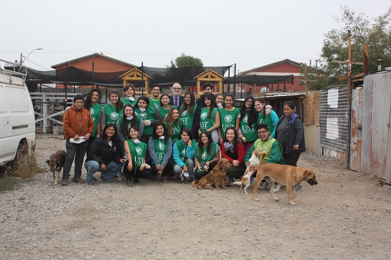 Dirigenta de Campamento Santa Teresa: Así como nosotros luchamos por nuestra casa, ustedes luchen por su profesión