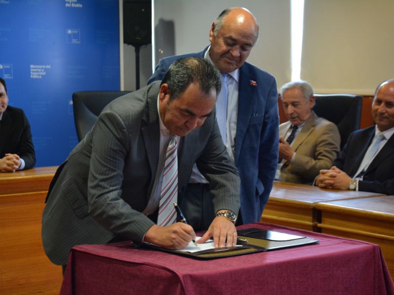 Santo Tomás apoya Operación Renta con firma de convenio