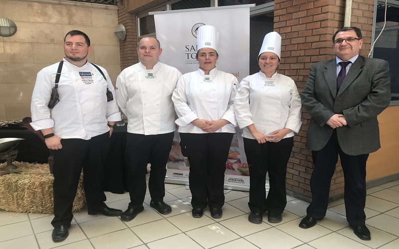 Con degustaciones típicas alumnos de Gastronomía conmemoran Día de la Cocina Chilena