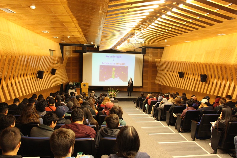 Javiera de la Plaza realizó charla de Comunicación asertiva para tomasinos de sede San Joaquín