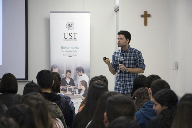 Enfermero Español expuso para alumnos de Enfermería de la UST Talca