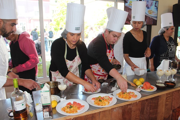 Con concurso de recetas tradicionales fomentaron el Día Nacional de la Cocina Chilena