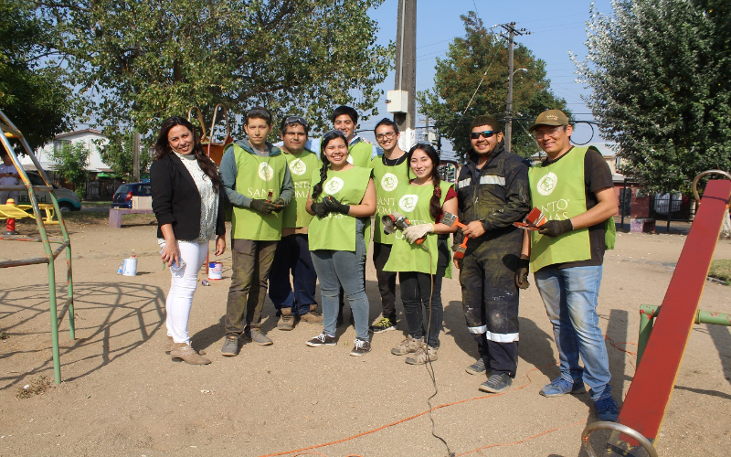 Estudiantes de Santo Tomás mejoran plaza de juegos infantiles en Población Lo Elvira de Los Ángeles