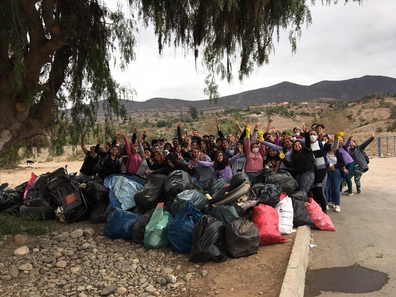Estudiantes de Santo Tomás cumplieron con “trash challenge” en la costanera de Ovalle