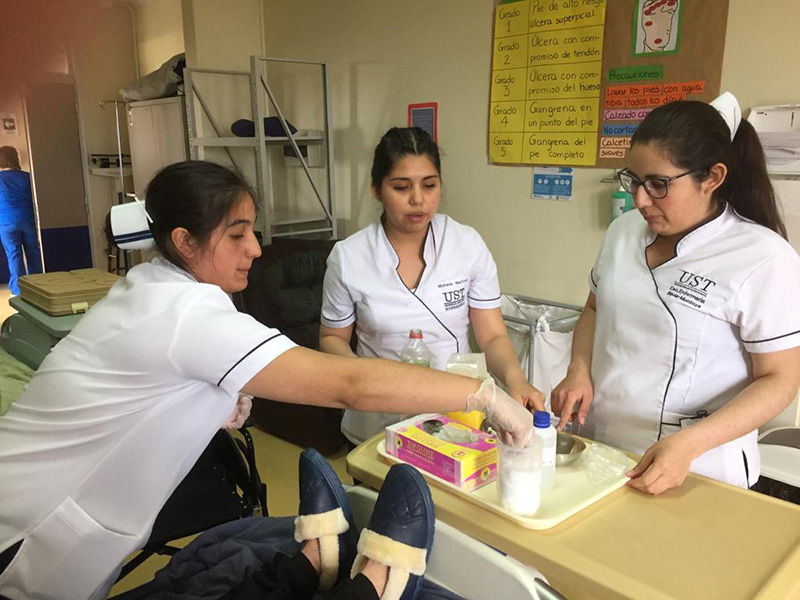 Campos Clínicos permiten a estudiantes Santo Tomás consolidar su madurez profesional