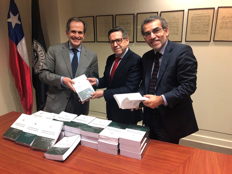 Con una importante donación de libros del Tribunal Constitucional se inaugura el Magíster de Derecho Público