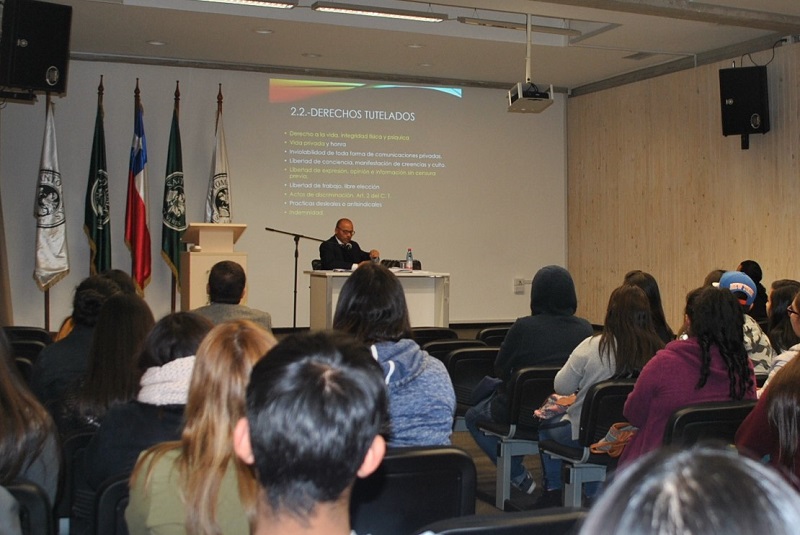 Clase magistral sobre derecho laboral fue dictada a estudiantes del área de administración