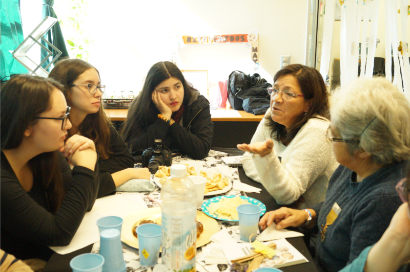 Adultos mayores sacan la voz en encuentro con jóvenes