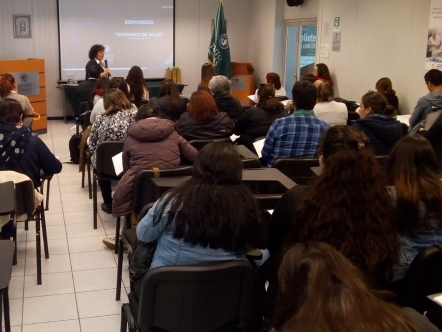 Egresados del área de salud regresaron a Santo Tomás para capacitarse