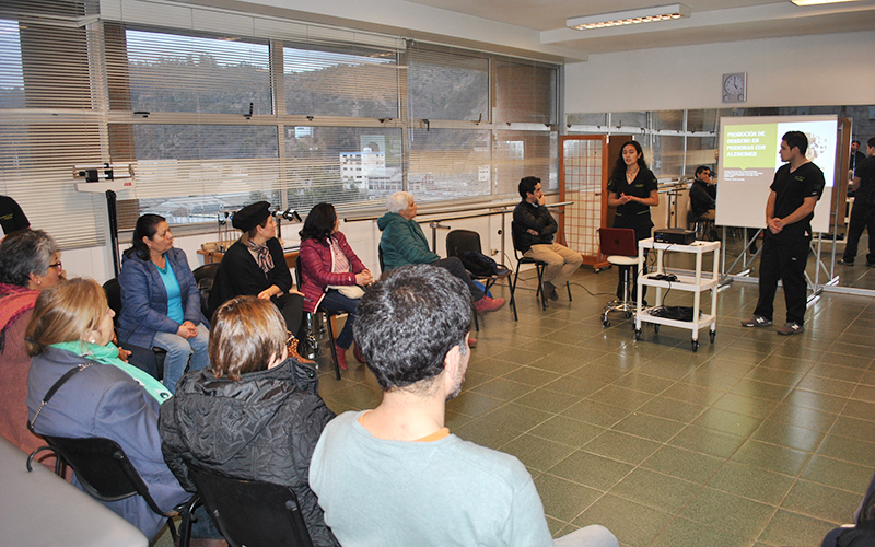 Alumnos de Kinesiología realizan jornada de capacitación para el Grupo de Apoyo a Familiares de Personas con Alzheimer