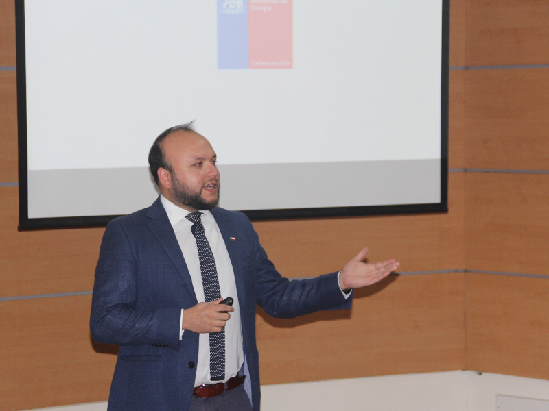 Seremi de energía dicta charla técnica en Santo Tomás La Serena