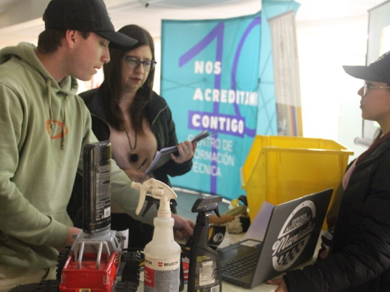 Presentación de feria emprendedora del taller de emprendimiento y liderazgo.