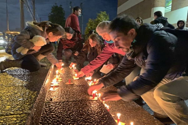 Santo Tomás conmemoró Candlelight con acto simbólico