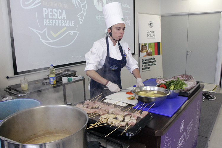 Paula Báez dictó Taller de Cocina en Santo Tomás Talca con foco en la Pesca Responsable