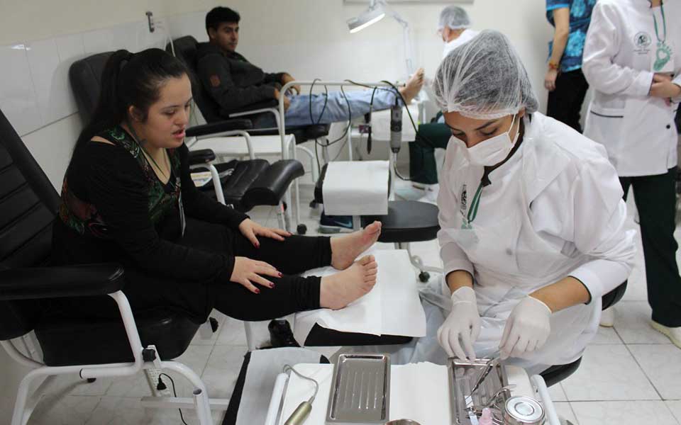 Jóvenes del Centro de Capacitación Laboral de Punta Arenas aprenden sobre autocuidado del pie