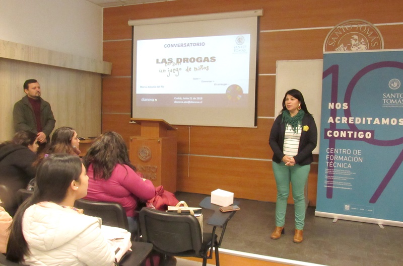 Conversatorios sobre inmigrantes y droga en la juventud en Curicó