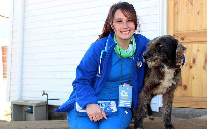 Javiera Magna, alumna de Medicina Veterinaria: “Estar en los Trabajos Voluntarios con gente que perdió todo en un incendio nos llega al alma”
