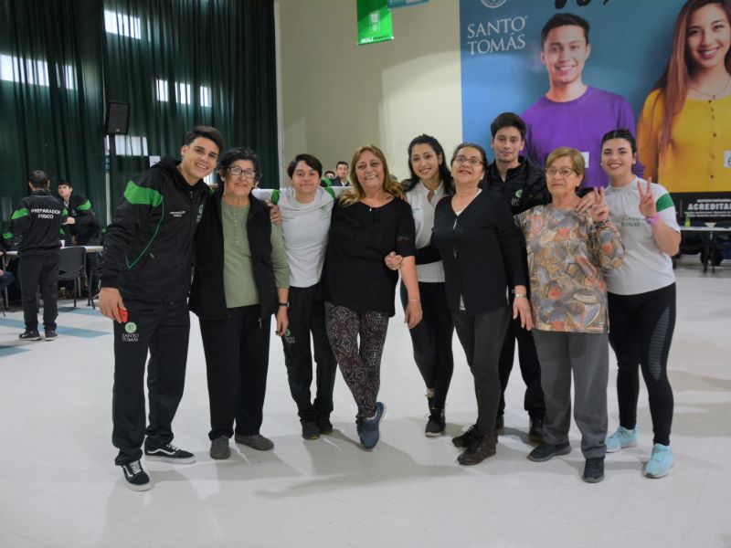 Alumnos de Preparador Físico evalúan condición física de adultos mayores