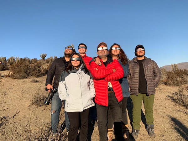 Académicos y estudiantes de Ingeniería Comercial presenciaron juntos el eclipse en La Higuera