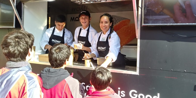 Estudiantes y docentes de Gastronomía participan activamente en incorporación de salmón y choritos en raciones JUNAEB