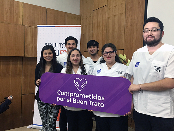 Alumnos de Fonoaudiología participaron en Día del Buen Trato al Adulto Mayor