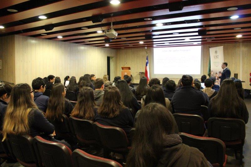 Estudiantes organizan seminario basado en el uso de fármacos y sus efectos en el cuerpo